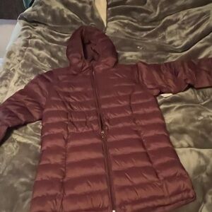 Amazon Essentials Women's Hooded Puffer Jacket in Burgundy